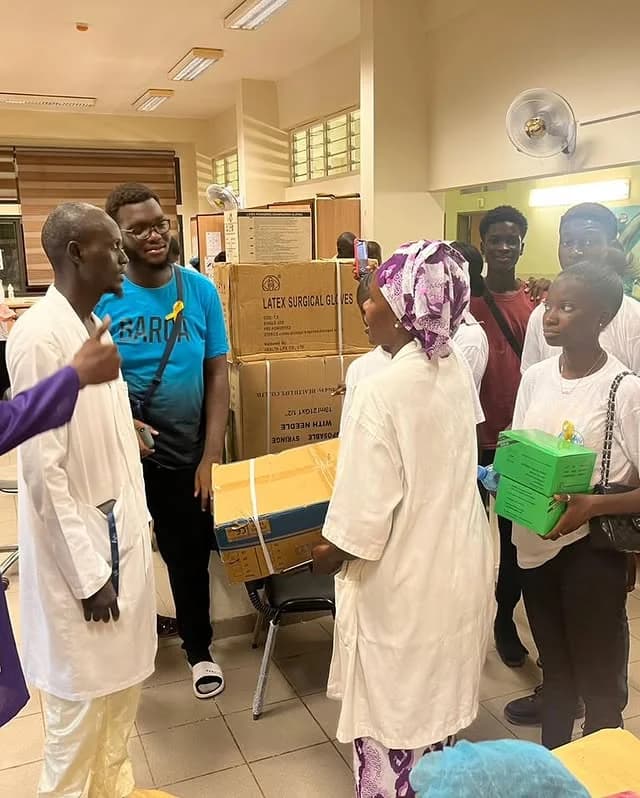 Dons de kits médicaux à l'hôpital Dalal Diam